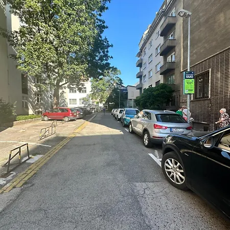 Luxury Center With Balcony דירה