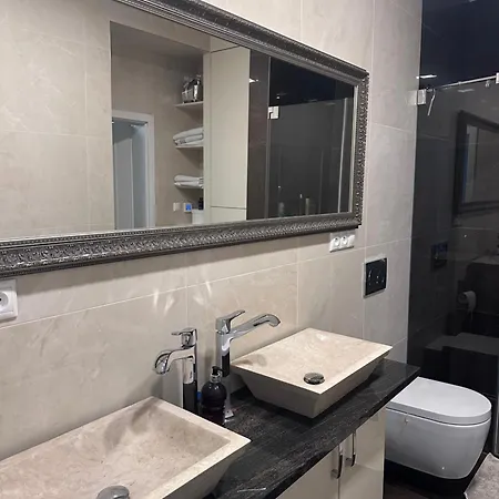 Luxury Center With Balcony Lejlighed